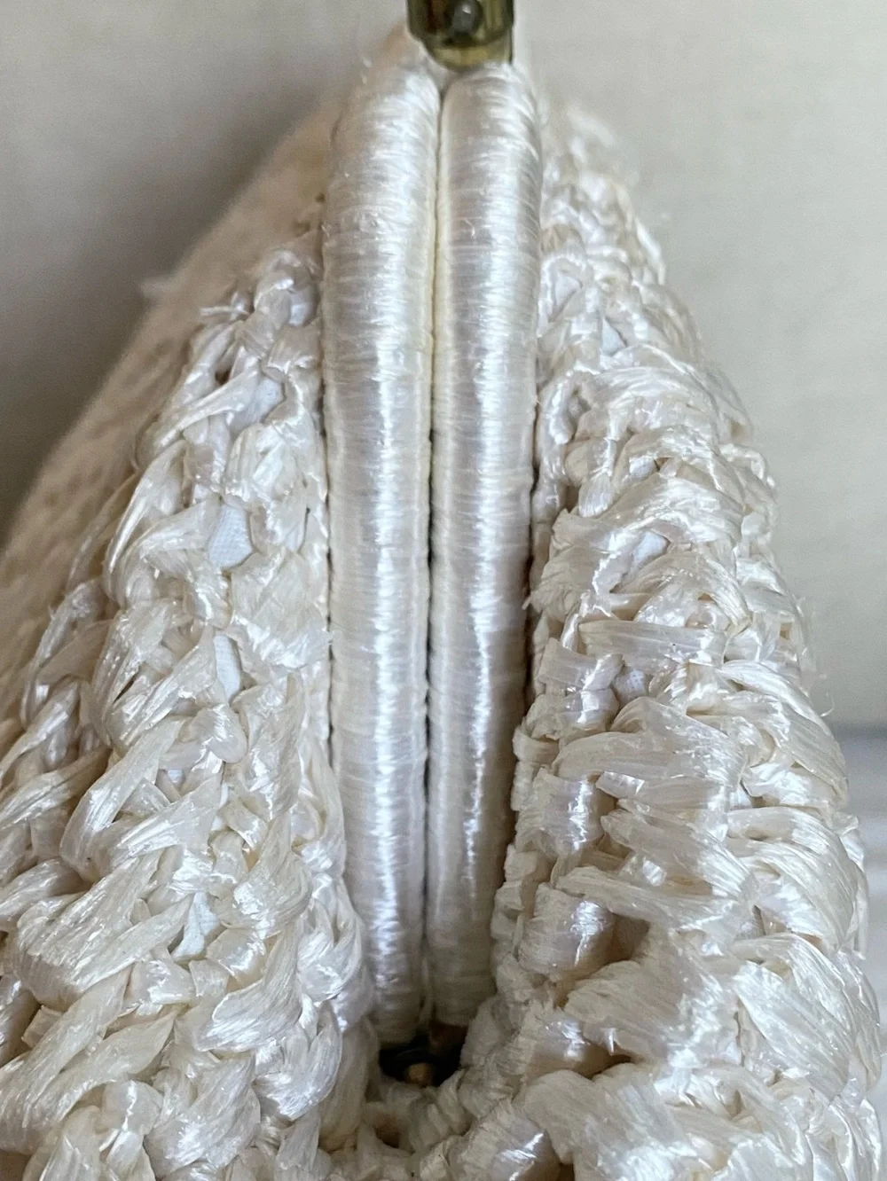 VTG 1950s Cream Woven Raffia Purse White Lucite Top Handle Kiss Lock Frame